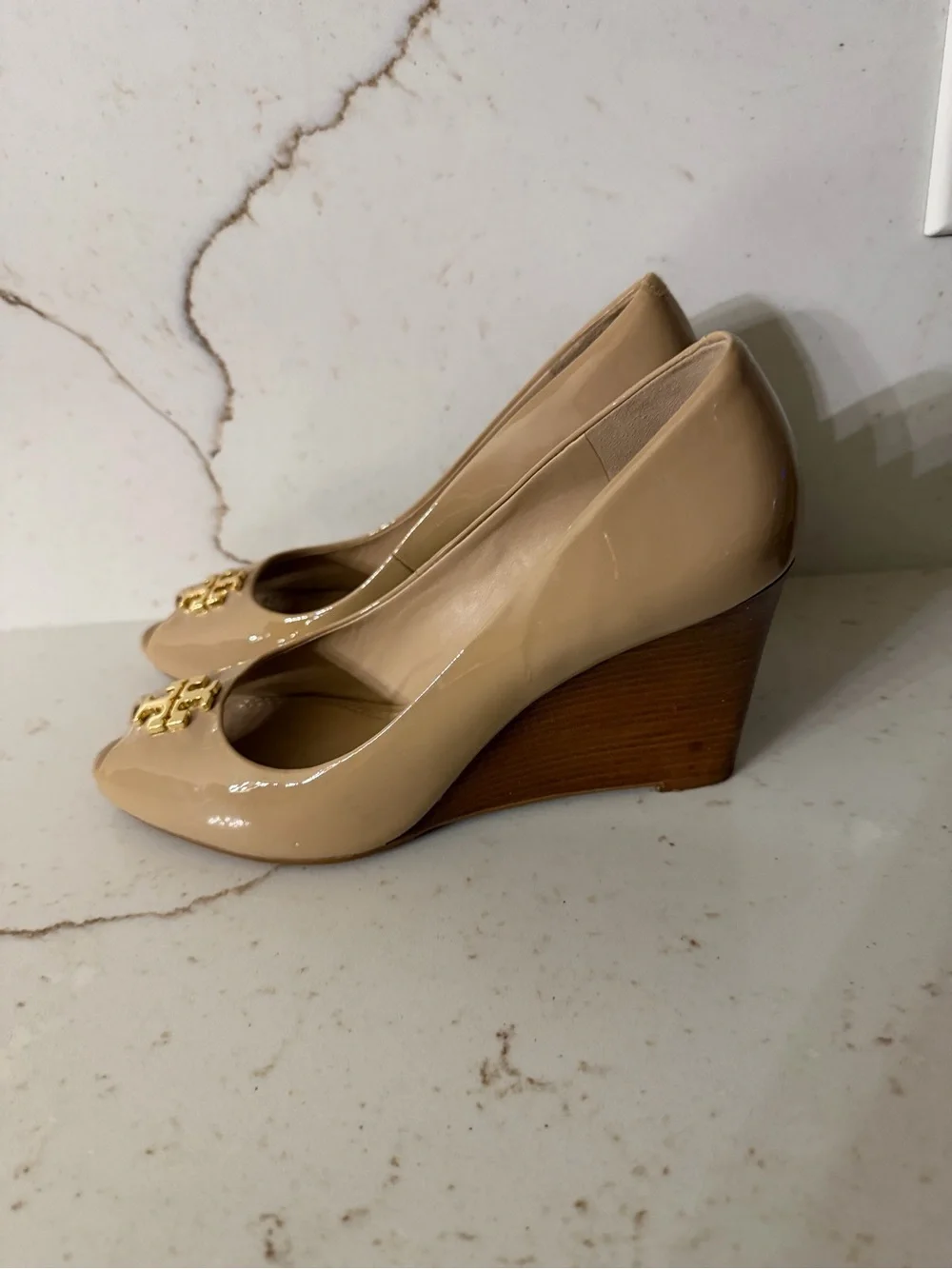Tory Burch jade 85mm Beige Patent Peep-Toe Heels with Gold Logo